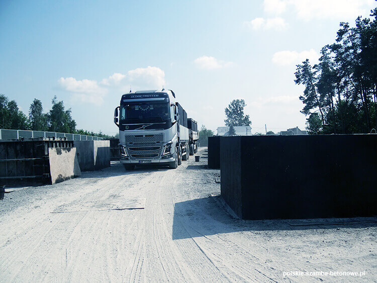 Transport szamb betonowych  w Rakoniewicach